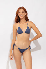 Laden Sie das Bild in den Galerie-Viewer, Model Front: Rio De Sol Oberteil Top Carmel-Blue Tri-Inv
