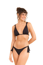 Laden Sie das Bild in den Galerie-Viewer, Model Front: Rio De Sol Oberteil Top Dots-Black Mel
