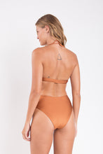 Laden Sie das Bild in den Galerie-Viewer, Model Back: Rio De Sol Set Set Nocciola Mila Hotpants
