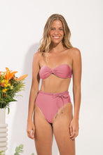 Laden Sie das Bild in den Galerie-Viewer, Model Front: Rio De Sol Oberteil Top Shimmer-Confetti Twist
