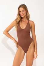 Laden Sie das Bild in den Galerie-Viewer, Model Front: Rio De Sol Badeanzug Sand-Cappuccino Sunny
