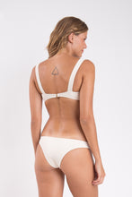 Laden Sie das Bild in den Galerie-Viewer, Model Back: Rio De Sol Unterteil Bottom Malibu-Natural Essential
