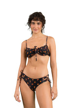 Laden Sie das Bild in den Galerie-Viewer, Model Front: Rio De Sol Set Set Cashew Balconet-Tie Madrid
