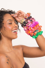 Laden Sie das Bild in den Galerie-Viewer, Image 04: Rio De Sol Haar-Accessoires Amore-Pink Scrunchie
