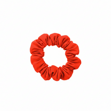 Laden Sie das Bild in den Galerie-Viewer, Product Front: Rio De Sol Haar-Accessoires Rouge Scrunchie
