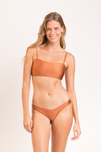 Laden Sie das Bild in den Galerie-Viewer, Model Front: Rio De Sol Set Set Nocciola Bandeau-Reto High-Leg
