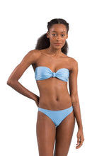 Laden Sie das Bild in den Galerie-Viewer, Model Front: Rio De Sol Oberteil Top Shimmer-Baltic-Sea Bandeau-Joy

