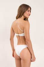 Laden Sie das Bild in den Galerie-Viewer, Model Back: Rio De Sol Set Set Sand-White Kora Leblon
