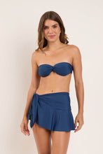 Laden Sie das Bild in den Galerie-Viewer, Model Front: Rio De Sol Strandrock Mini Skirt Navy
