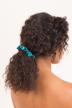 Laden Sie das Bild in den Galerie-Viewer, Model Front: Rio De Sol Haar-Accessoires Rain Scrunchie
