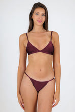 Laden Sie das Bild in den Galerie-Viewer, Model Front: Rio De Sol Set Set Barolo Tri-Fixo California
