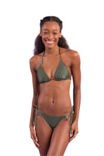 Laden Sie das Bild in den Galerie-Viewer, Model Front: Rio De Sol Set Set Croco Tri-Inv Cheeky-Tie
