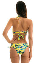 Laden Sie das Bild in den Galerie-Viewer, Model Back: Rio De Sol Unterteil Bottom Lemon Flower Transpassado
