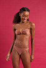 Laden Sie das Bild in den Galerie-Viewer, Image 09: Rio De Sol Set Set Shimmer-Copper Bandeau-Joy Essential
