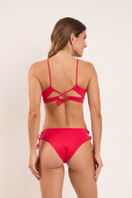 Laden Sie das Bild in den Galerie-Viewer, Model Back: Rio De Sol Oberteil Top Matte-Red Camille

