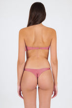 Laden Sie das Bild in den Galerie-Viewer, Model Back: Rio De Sol Set Set Shimmer-Confetti Bandeau-Knot Nice-Fio
