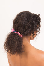 Laden Sie das Bild in den Galerie-Viewer, Amore-Pink Scrunchie
