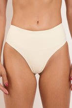 Laden Sie das Bild in den Galerie-Viewer, Bottom Off-White Hotpants
