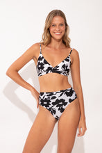 Laden Sie das Bild in den Galerie-Viewer, Bottom Poppy Hotpants
