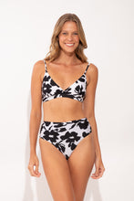 Laden Sie das Bild in den Galerie-Viewer, Bottom Poppy Hotpants
