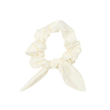 Laden Sie das Bild in den Galerie-Viewer, Off-White Scrunchie
