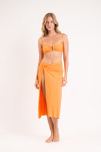 Laden Sie das Bild in den Galerie-Viewer, Model Front: Rio De Sol Strandrock Bio-Laranjada Long Skirt Knot
