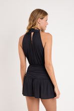 Laden Sie das Bild in den Galerie-Viewer, Model Back: Rio De Sol Mini Dress Black Low Cut Dress
