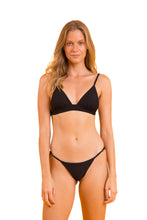 Laden Sie das Bild in den Galerie-Viewer, Model Front: Rio De Sol Unterteil Bottom Bora-Black Cheeky-Fixa

