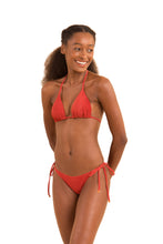 Laden Sie das Bild in den Galerie-Viewer, Model Front: Rio De Sol Unterteil Bottom Malibu-Chili Cheeky-Tie
