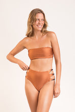Laden Sie das Bild in den Galerie-Viewer, Model Front: Rio De Sol Unterteil Bottom Nocciola High-Waist-Spin
