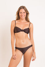 Laden Sie das Bild in den Galerie-Viewer, Model Front: Rio De Sol Unterteil Bottom Shimmer-Coffee Essential
