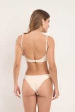 Laden Sie das Bild in den Galerie-Viewer, Model Back: Rio De Sol Unterteil Bottom Touch-Natural Essential
