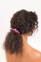 Laden Sie das Bild in den Galerie-Viewer, Model Front: Rio De Sol Haar-Accessoires Funny Scrunchie
