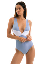 Laden Sie das Bild in den Galerie-Viewer, Model Front: Rio De Sol Badeanzug Garoa Trikini Recorte
