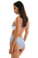 Laden Sie das Bild in den Galerie-Viewer, Model Back: Rio De Sol Badeanzug Garoa Trikini Recorte
