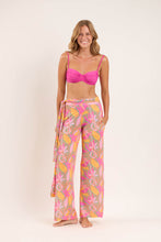 Laden Sie das Bild in den Galerie-Viewer, Model Front: Rio De Sol Strandhosen Lyla Pants Knot
