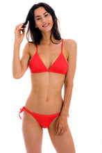Laden Sie das Bild in den Galerie-Viewer, Model Front: Rio De Sol Set Set Cotele-Tomate Tri-Fixo Rio
