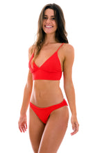 Laden Sie das Bild in den Galerie-Viewer, Model Front: Rio De Sol Set Set Cotele-Tomate Tri-Tank Comfy
