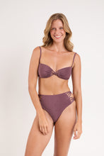 Laden Sie das Bild in den Galerie-Viewer, Model Front: Rio De Sol Set Set Malibu-Ebano Bandeau-Iris Highwaist-Spin-Iris

