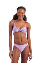 Laden Sie das Bild in den Galerie-Viewer, Model Front: Rio De Sol Set Set Shimmer-Harmonia Bandeau-Joy Essential
