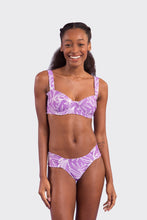 Laden Sie das Bild in den Galerie-Viewer, Model Front: Rio De Sol Set Set Trail-Purple Amelia Baobi
