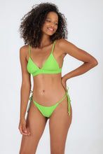 Laden Sie das Bild in den Galerie-Viewer, Model Front: Rio De Sol Oberteil Top Lemon Tri-Cos
