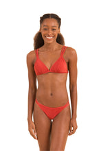 Laden Sie das Bild in den Galerie-Viewer, Model Front: Rio De Sol Oberteil Top Malibu-Chili Tri-Duo
