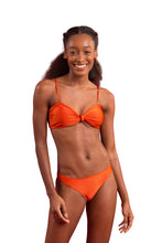 Laden Sie das Bild in den Galerie-Viewer, Model Front: Rio De Sol Oberteil Top Paprica Bandeau-Joy
