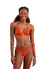 Laden Sie das Bild in den Galerie-Viewer, Model Front: Rio De Sol Oberteil Top Shimmer-Paprica Tri-Inv
