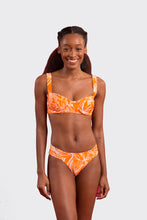 Laden Sie das Bild in den Galerie-Viewer, Model Front: Rio De Sol Oberteil Top Trail-Orange Amelia
