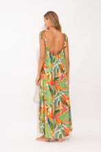 Laden Sie das Bild in den Galerie-Viewer, Model Back: Rio De Sol Strandkleid Tropical Long Dress Chiara
