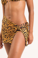 Laden Sie das Bild in den Galerie-Viewer, Gallery: Rio De Sol Strandrock Wild-Orange Skirt-Knot
