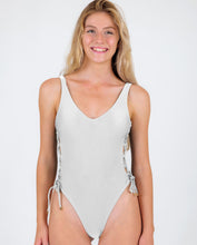 Laden Sie das Bild in den Galerie-Viewer, Shimmer-White Zoe
