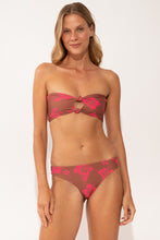 Laden Sie das Bild in den Galerie-Viewer, Model Front: Wednesday In Hawaii By Rio De Sol Oberteil Top Pua-Coco-Guava Lani
